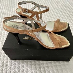Donald J Pliner Natural/ Silver Distressed Metallic Cork Good Condition Size 8.5